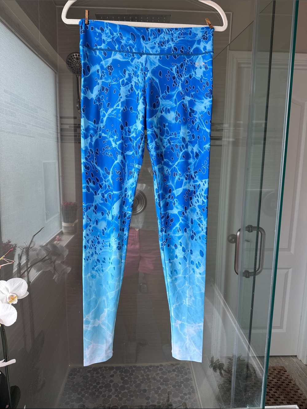 Pelagic Maui Women's Leggings in blue dorado fish scale